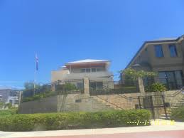 Bagai berumah di tepi tebing berasal dari kata dasar berumah. Berumah Di Tepi Pantai Tapi Nasib Berbeda Bagaikan Siang Dan Malam Halaman 1 Kompasiana Com