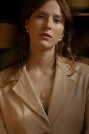 Naszyjnik IRMA w kształcie połamanej muszli idealny do letnich stylizacji