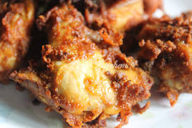 1 ekor ayam di potong 12, 3 tangkai daun kari, 1 butir telur ayam, 2 sudu makam tepung jagung, 2 sudu makan tepung beras, 2 sudu makan serbuk kari, 2 sudu makan chili flakes, garam secukup rasa, gula pasir secukup rasa, 2 sudu kecil chicken stock/serbuk perasa. Ayam Goreng Berempah Azie Kitchen