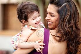 Again Deepika Padukone With Dabboo Ratnani S Daughter Myrah Sooo Adorable Deepika Padukone Indian Film Actress Indian Actresses