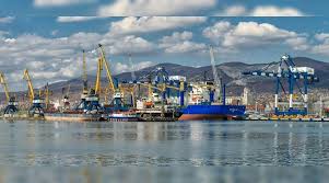 Пятна нефти также замечены в селе сукко. V Portu Novorossijska Proizoshel Razliv Nefti