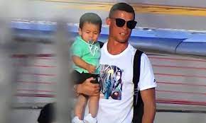 Όλα τα τελευταία νέα, άρθρα, απόψεις, για κριστιάνο ρονάλντο. Mpaladoros Apo Koynia Kai O Mikros Gios Toy Ronalnto Akoloy8ei Ta Xnaria Toy Vid Sportsradar Gossip Tv Gr