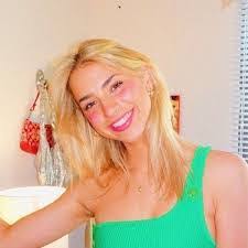 Lisa Swatland's Instagram, Twitter & Facebook