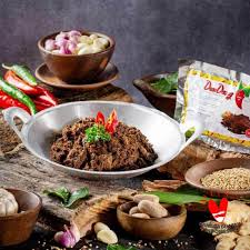 Pastikan daging sapi yang akan dimasak rendang tidak dipotong terlalu tipis dan kecil karena akan masukan potongan daging sapi, masak dengan api kecil hingga santan mengering dan mengental. Jual Dendang Rendang Daging Sapi Instant 300gr Online Mei 2021 Blibli