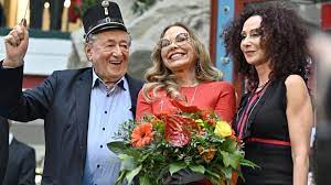Jun 28, 2021 · heute fragte richard lugner und andere promis, wer ihrer meinung nach europameister wird. Wiener Opernball 2020 Ornella Muti Begleitet Richard Lugner Stern De