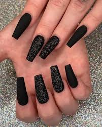 Diseños de uñas negras decoradas muy elegantes las uñas negras son un clásico de la decoración de uñas porque quedan muy bien y son muy elegantes a la hora de usarlas. Pin En Nail Design Tips
