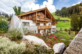 Gli appartamenti sono arredati con cura e amore. Alpine Mountain Chalet I Vostri Appartamenti A San Vigilio Di Marebbe