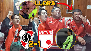 Los hinchas organizados de independiente santa fe comenzaron en redes sociales una campaña para pedir la salida del jugador johan arango johan arango, en el peor semestre de la historia de santa fe, se vio involucrado en una serie de escándalos extradeportivos como un accidente con una. Reacciones De Hinchas De River Papa Emocionado River 2 Santa Fe 1 Copa Libertadores 2021 Youtube
