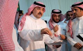 محافظ جدة منذ 1997، المملكة العربية السعودية. Ø§Ù„Ø£Ù…ÙŠØ± Ù…Ø´Ø¹Ù„ Ø¨Ù† Ù…Ø§Ø¬Ø¯ ÙŠÙ‚Ù Ø¹Ù„Ù‰ Ø¢Ø®Ø± Ø§Ù„Ø§Ø³ØªØ¹Ø¯Ø§Ø¯Ø§Øª Ù„Ø¥Ø·Ù„Ø§Ù‚ Ù…Ø¹Ø±Ø¶ Ø¬Ø¯Ø© Ø§Ù„Ø¯ÙˆÙ„ÙŠ Ù„Ù„ÙƒØªØ§Ø¨ ØµØ­ÙŠÙØ© ØµØ±Ø§Ø­Ø© Ø§Ù„Ø§Ù„ÙƒØªØ±ÙˆÙ†ÙŠØ©