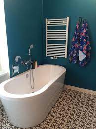 Eine Frei Stehende Badewanne Ist Etwas Besonderes In Diesem Badezimmer Stellt Sie Einen Spannenden Kontrast Zwi Badezimmer Badezimmer Petrol Schone Badezimmer