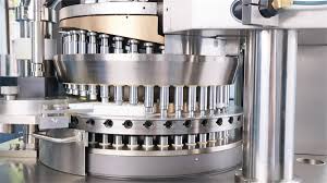 고속으로 회전하는 터렛 위에서 상하 펀치가 다이 속 분말을 압축하여 정제를 만들어내는 로터리 타정기의 핵심부 클로즈업