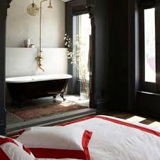 La vasca da bagno in camera da letto,è una delle tendenze più creative e originali nel mondo dell'interior design.per quanto strano possa sembrare, negli ultimi anni, bagno e camera da letto tendono a convergere in un'unica oasi di privacy e relax, raggiungendo l'apice del lusso e dell'eleganza con le vasche da bagno a centro stanza. Vasca In Camera Da Letto 26 Camere Da Letto Con Vasca