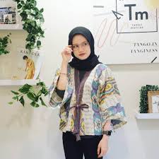 Contoh model baju kerja wanita terbaru merupakan kumpulan model baju kemeja dan blazer wanita untuk kerja dengan desain modern serta model terbaru yang cocok buat para wanita masa kini. Ini 5 Inspirasi Model Baju Batik Untuk Ke Kantor Dijamin Tetap Stylish