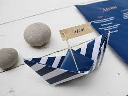 Cette vidéo vous montrera étape par étape comment confectionner un flocon qui impressionnera à coup sur vos convives. Creme De Papier Portfolio Menu Pliage Bateau Bapteme Theme Marin Pliage Bateau Deco Table Bapteme