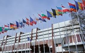 V módním realistických stylech vlajka evropské unie vlajky nebo znak nebo tlačítko. Konference Rady Evropy Vezenska Sluzba Ceske Republiky