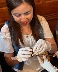 En la siesta de hoy realizamos una visita guiada para personas no videntes  o con resto de visión mínima. Se explicó la historia de la “Casa Vidal” y  se expusieron seis obras,