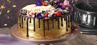 Nehmen sie sich genug zeit! Birnen Buttercreme Torte Mit Beeren Und Goldumrandung
