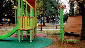 Nei parchi gioco attrezzati in quota i bambini potranno vivere momenti di spensieratezza e divertimento, accompagnati da mamma e papà o in totale autonomia. Parchi Ecco I Giochi Che Riaprono Comune Di Pordenone Sito Web Ufficiale