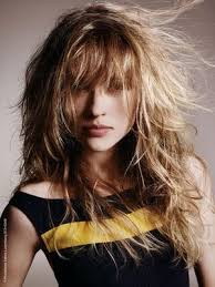 Frange Degradee Effilee Sur Cheveux Longs Ondules Par Jean Louis David Messy Hairstyles Messy Hair Look Long Hair Styles