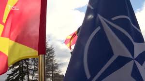Стоячи поряд із повіреним у справах делегації північної македонії в нато зораном тодоровим, генеральний секретар єнс столтенберг сказав: Pivnichna Makedoniya Pidnimaye Prapor Nato Na Specialnij Ceremoniyi Video