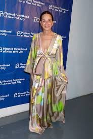 She's big in the fashion world. 1b6y Sttj2jum