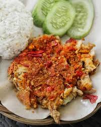 Sebelumnya saya telah menjelaskan mengenai cara membuat sambal sambal ayam geprek, nah untuk kali ini tidak cuma sambalnya saja, melainkan juga resep ayam geprek yang menjadi inti pada menu makanan tersebut.apakah sulit membuatnya? Resep Ayam Geprek Super Pedas Dan Nikmat Timpelbach Le Film
