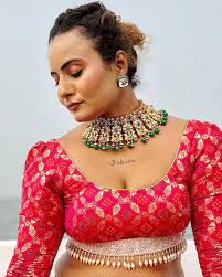 VARSHA HEGDE on Instagram: "Making history one day at a time. 📜 📸  @issboy_ Thank u @rashmi_sudhaker Dolled up by @heel_dancer #instagram  #instagood #love #like #follow #photography #photooftheday #instadaily  #likeforlikes #picoftheday #fashion #