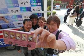 과거 사진으로 화제가 된 우상호 의원과 배우 우현 우현이 못생겼다 생각해본 적이 없는 우상호 (ㅋㅋ) 당시 인연이 된 집에서 캠핑 중 친구 안내상의 전화를 받은 우현 술 약속에 가족을 버리고 나가버린다. ì´ì„  ìš°ìƒí˜¸ ì˜ì› ì§€ì§€ë‚˜ì„  ë°°ìš° ì•ˆë‚´ìƒ ìš°í˜„ ì—°í•©ë‰´ìŠ¤