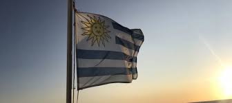 It has a south atlantic ocean coastline and lies between argentina to the west and brazil to the north. Uruguay Hinterm Horizont