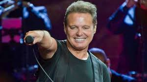 It is an authorized version on the life of the mexican singer luis miguel. Los 50 Anos De Luis Miguel Del Maltrato De Su Padre A La Desaparicion De Su Madre Y El Exito Mundial Infobae