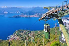 Op enkele kilometers buiten de stad kun je de kabelbaan nemen naar de top van de mottarone; Lago Maggiore Een Schitterend Meer Op De Grens Van Italie En Zwitserland