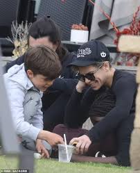 Maybe you would like to learn more about one of these? Jillian Michaels Geniesst Ostern Sonntag Picknick In Malibu Mit Kindern Phoenix 7 Und Lukensia 10 Aktuelle Boulevard Nachrichten Und Fotogalerien Zu Stars Sternchen