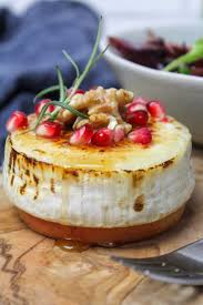 Gebackener Ziegenkase Mit Honig Granatapfel Und Rosmarin Kitchensplace Rezept Gebackener Ziegenkase Ziegenkase Rezepte