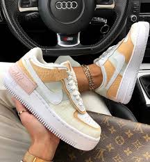 Las zapatillas nike air force son una de las zapatillas con más éxito de esta temporada tanto por chicos como por chicas a las que les gusta el street style con un las bambas nike air force 1 no pueden faltar en tu guardarropa si te apasionan las sneakers, el estilo sporty y te encanta ir a la última. Postuzapas En Instagram Nuevas Nike Air Force Shadow Beige Ya Disponibles Por 59 95 En 2020 Zapatos Nike Mujer Modelos De Zapatos Nike Zapatos Tenis Para Mujer