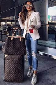 Jacket With Ripped Jeans Travel Outfit Jacket If You Want To Travel In Styl 2020 Seyahat Kiyafetleri Havaalani Kiyafetler Yirtik Kotlar