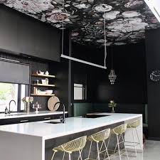 Black And Gold Kitchen Wallpaper Siyah Ve Goldun Mukemmel Cekiciligi Genis Banyolar Icin Guzel Bir Alternatif Black And Gold Interior Design Bedroom Small Kitchen Ceiling Wallpaper Ceiling