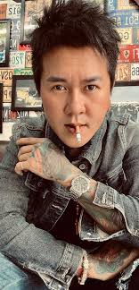 Ở ngã ba đường có hai lối rẽ ? Một là đường vào tương lai của hai ta ? Một  là con đường mà hai ta đã từng hạnh phúc đi qua ?