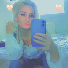 Sandra Deans's Instagram, Twitter & Facebook