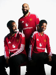 Com Matheus Cunha como modelo, Manchester United lança novo uniforme para a temporada 2026/2027