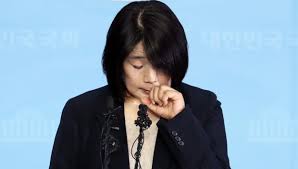 윤미향 의원은 조국 전 장관과 비슷한 과정을 밟고 있는데 폭발력은 그리 크지 않으나 세 번째 과정으로 보인다. ì†ë³´ ìœ¤ë¯¸í–¥ êµ­íšŒì˜ì›ì§ ì‚¬í‡´ ê±°ì ˆ ì±…ìž„ ìžˆê²Œ ì¼í•˜ê² ë‹¤ í•œê²½ë‹·ì»´
