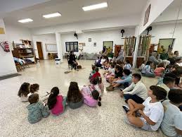 El alumnado de la Escuela de Folklore de Ingenio “Manolito Sánchez”  disfrutó de una tarde de "finaos". La narradora Yudeyna Santana, entre  historias de brujas, romances y anécdotas, revivió esta ancestral tradición