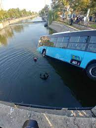 Accident Spectaculos In CapitalÄƒ Un Autobuz Stb A CÄƒzut In DamboviÅ£a Firea Nu Pot SÄƒ Dau Vina Pe Nimeni Stim Cum Se CirculÄƒ Foto Video