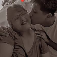 La escena final es escalofriante: Jessica Radcliffe, entrenadora veterana  del Acuario Pacific Blue, sonríe y saluda al público segundos antes de que  ocurra la tragedia. En el video viral, la orca cambia