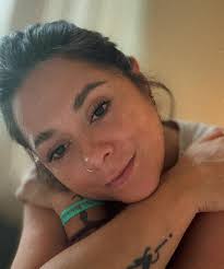 ✨Amsterdam ✨ 🌿 Taller de Constelaciones Familiares 🌿 en español Hay  historias que cargamos sin saberlo. Vínculos que, aunque invisibles, nos  atan. Este taller es una invitación a mirar tu historia desde