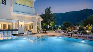 Hotel con piscina e laghetto balneabile a Brunico ⁝ Hotel Majestic