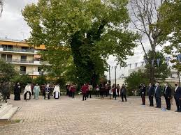 Λαμια ( travel stop ) 02.30: Me Epishmoys Kai Mono Mia Ma8htria Pragmatopoih8hke H Epeteios Ths 28hs Oktwbrioy Sth 8hba Video Tvstar Gr