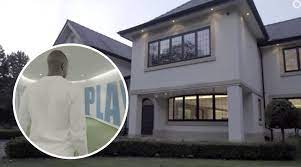 The series stars jason bateman and laura linney as marty and wendy byrde, a married couple who relocate their family to the lake of the ozarks for money laundering. Sportbible On Twitter Benjamin Mendy S 4 8 Million Mansion Includes A Giant Indoor Football Pitch And It S Insane Https T Co Bxj6jt47tm