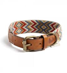 [Perro de raza pequeña usando collar artesanal]