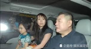 罵她的是劉鑾雄的情婦：李嘉欣。 李嘉欣當時是最美港姐。 別人形容：她眨一眨眼睛，星星都會掉下來。 呂麗君是劉鑾雄的新情婦。 他們兩個在倫敦認識。 當時，是呂麗君的閨蜜暗戀劉鑾雄。 苦戀他六年，還為他吞安眠藥自殺。 åŠ‰é'¾é›„å‰å¥³å‹å'‚éº—å›å¤§è´å®¶ æ‹¿20å„„åˆ†æ‰‹è²» èˆ‡é®®è‚‰æˆ€æƒ…è¢«æ›å…‰ å£¹è®€