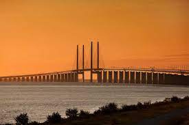 Ett smidigt sätt för dig som planerar att resa till danmark med bil är att ta motorvägen (som är en del av e20) på den 15,9 kilometer långa öresundsbron och drogdentunneln, mellan malmö och köpenhamn. Oresundsbron